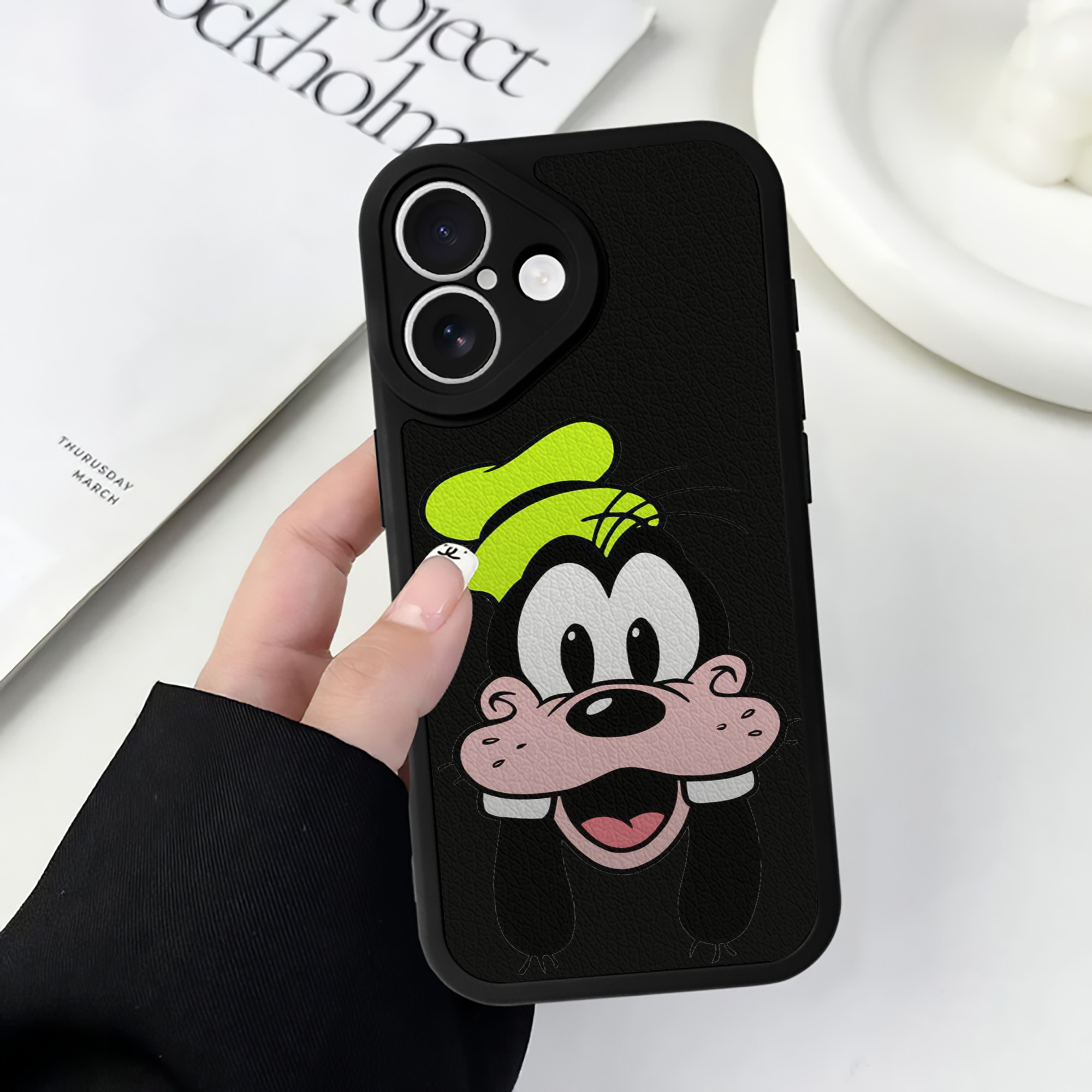 （画像用） ミッキーマウス Mickey Mouse 【iPhone 16シリーズ対応】シリコンスマホケース（レザー調） 材質：シリコン